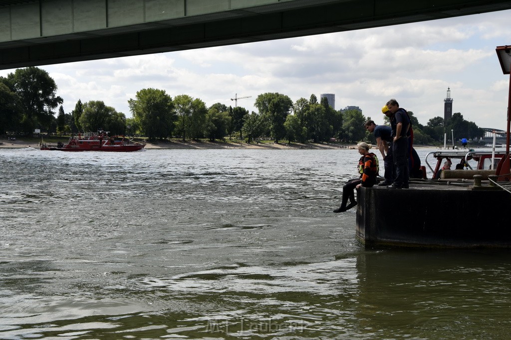 Uebung BF Taucher und Presse Koeln Zoobruecke Rhein P242.JPG - Miklos Laubert